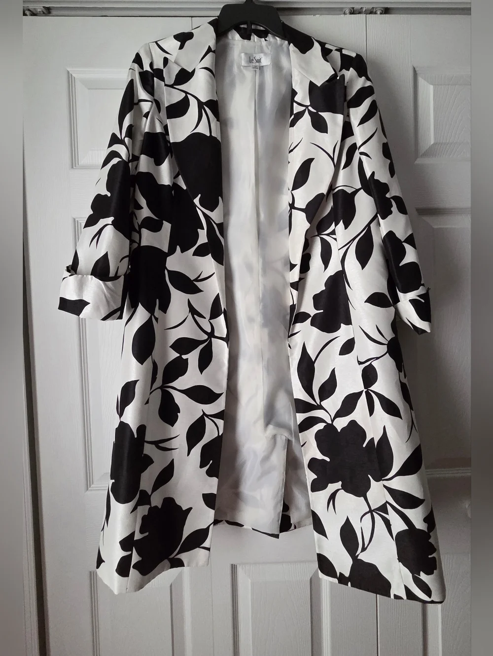 NWOT Le Suit Black and Off White Floral Long Coat Size 14 - Picture 3 of 16